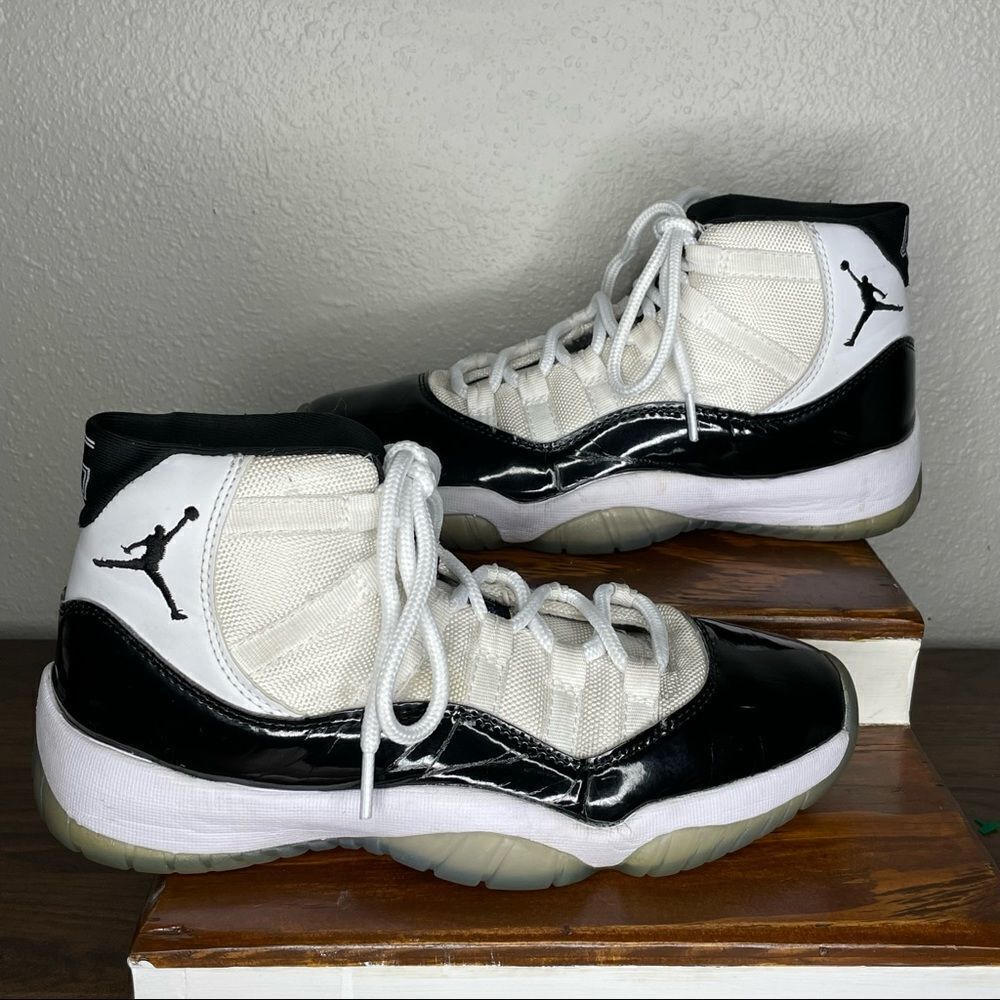 Nike AIR JORDAN 11 RETRO 'CONCORD' 2016 Size 7 Black and White